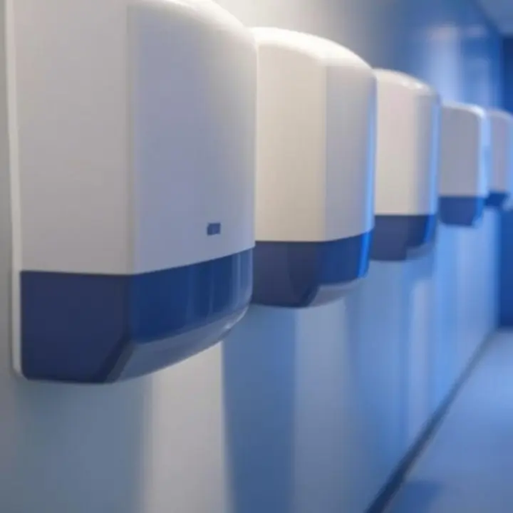 Hygiënische dispensers in een modern kantoorinterieur